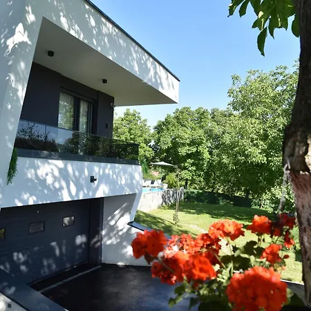 Rent Your Family Retreat In Vila *