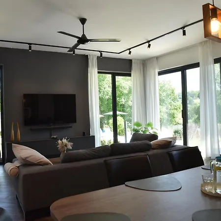 Vila Rent Your Family Retreat In *