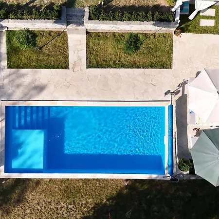 Rent Your Family Retreat In 빌라 노비사드