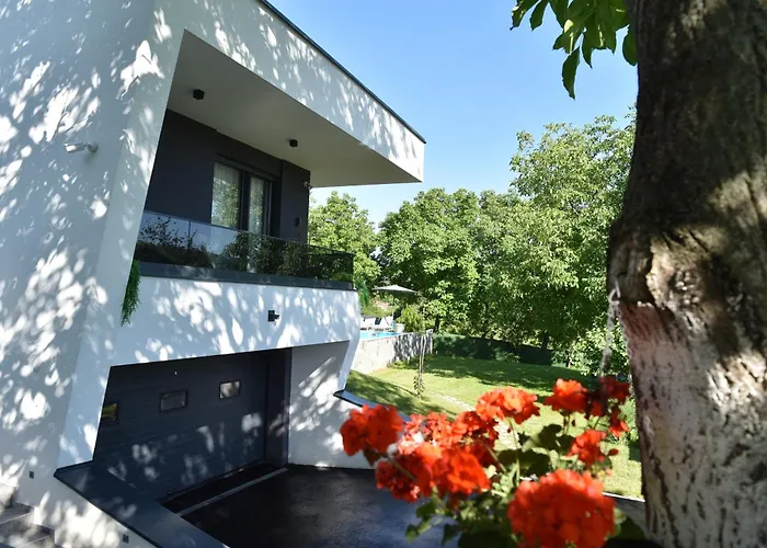 Rent Your Family Retreat In Villa *