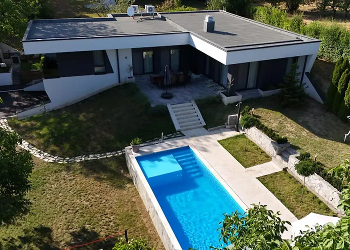 Rent Your Family Retreat In * Újvidék